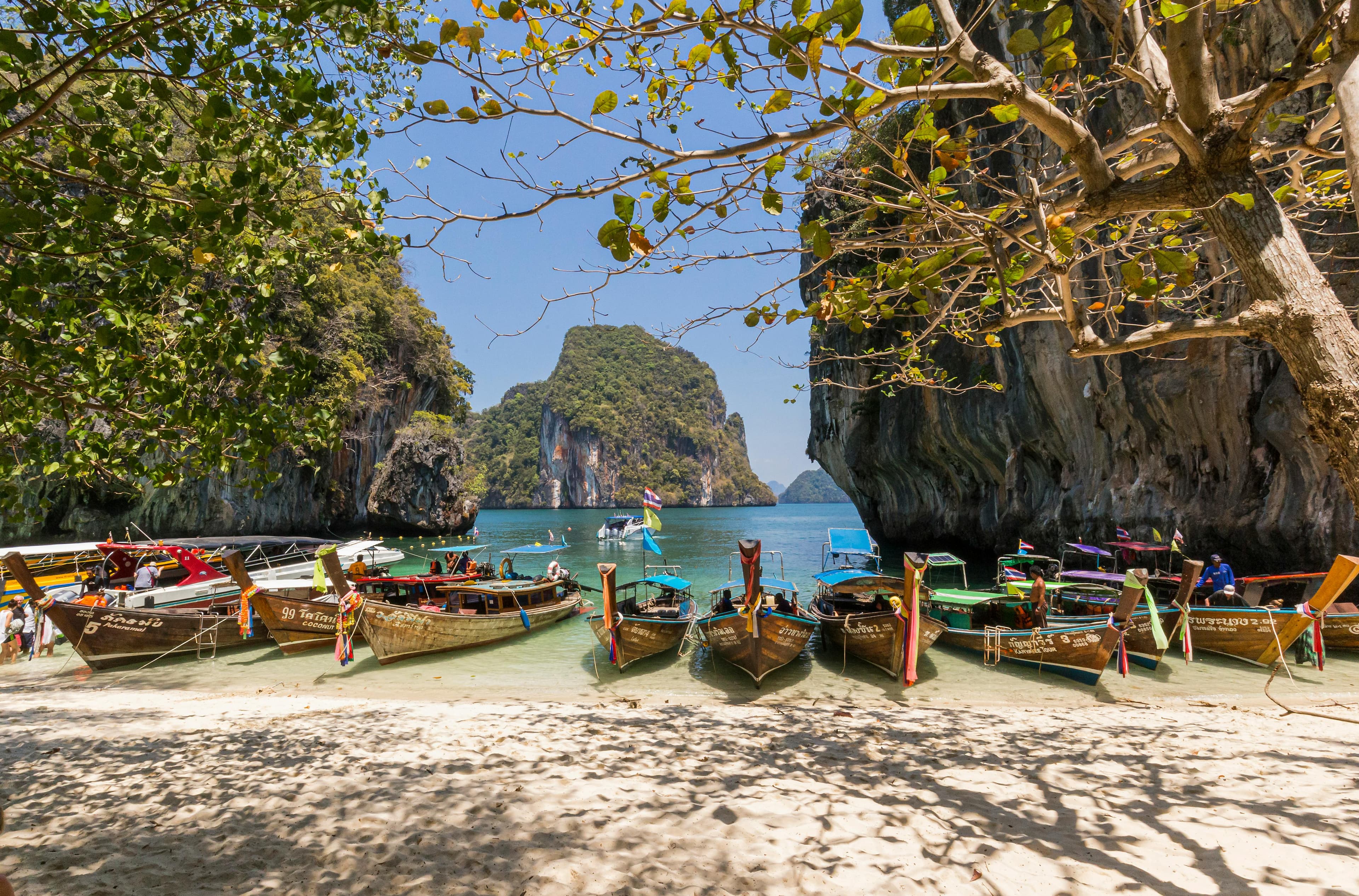 Hong Islands luxury private boat tour in krabi